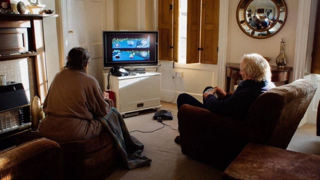 Faz 17 anos que casal de idosos joga Mario Kart diariamente para ver quem fará chá