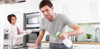 Lavar pratos, limpar a casa e dobrar as roupas aumentam seu tempo de vida, diz estudo
