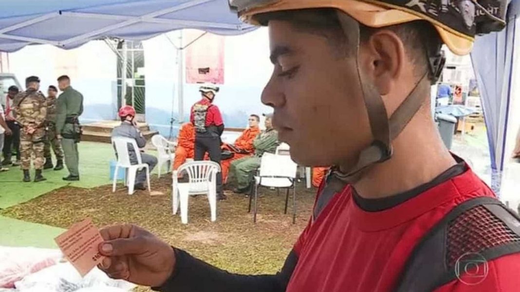 Bombeiros em Brumadinho recebem as fardas lavadas com bilhetes de agradecimento