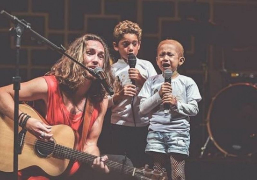 O cantor Vitor Kley convida menina com câncer ao palco e os dois cantam juntos a música “O Sol”