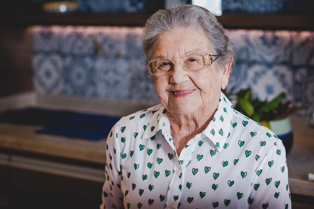 Muito emocionada Vovó Palmirinha conta como sofreu nas mãos de mãe e marido.