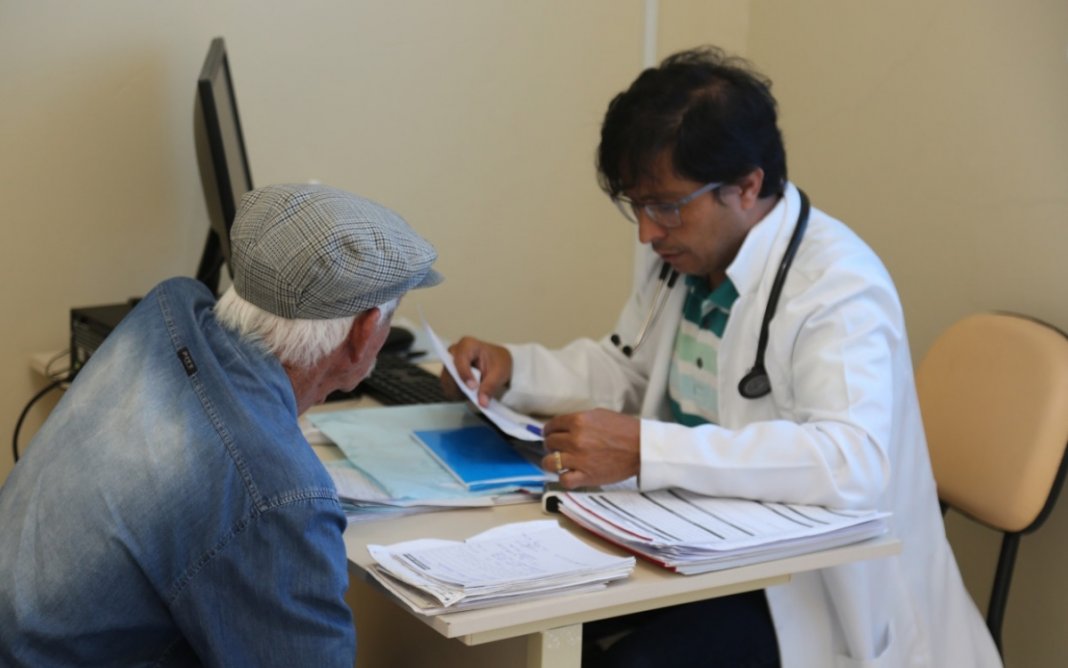 Prefeito assume e realiza atendimentos em posto com falta de médicos.