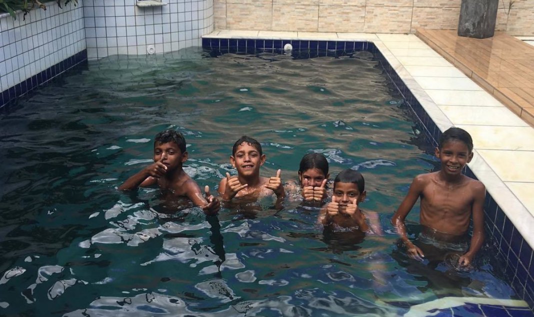 Advogada é ‘salva’ por cinco crianças que pediram para nadar em sua piscina