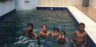 Advogada é ‘salva’ por cinco crianças que pediram para nadar em sua piscina