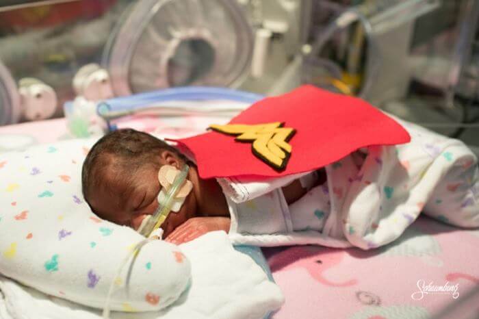 sabervivermais.com - Funcionários do hospital vestem bebês prematuros como super-heróis, e surpreendem os pais