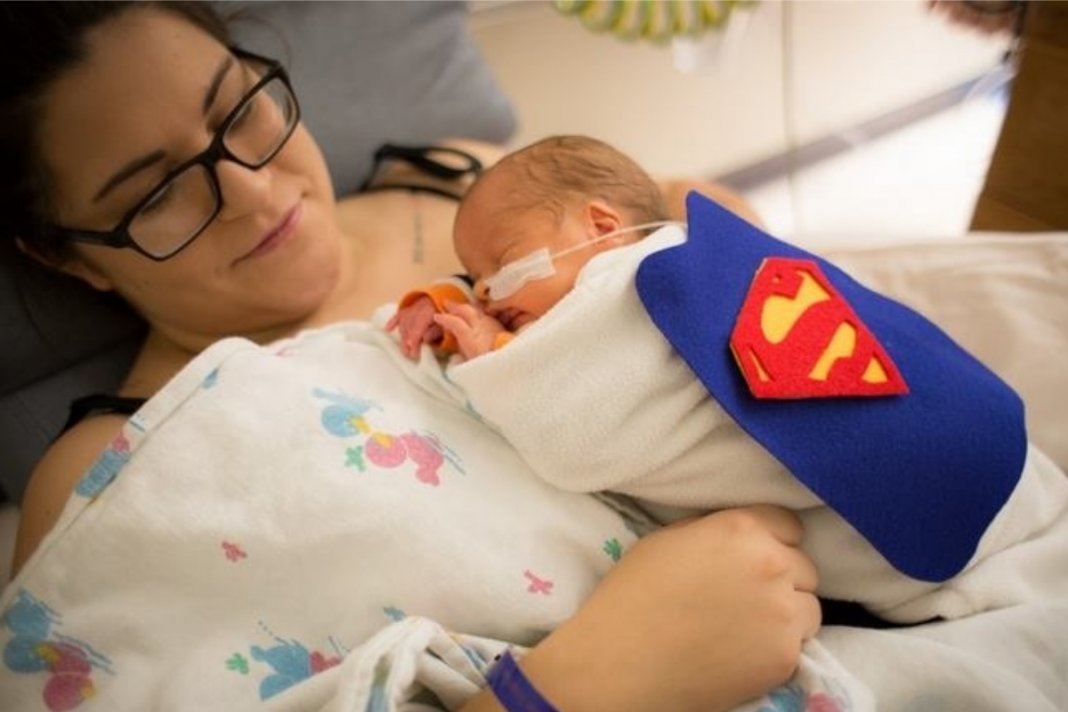 Funcionários do hospital vestem bebês prematuros como super-heróis, e surpreendem os pais