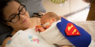 Funcionários do hospital vestem bebês prematuros como super-heróis, e surpreendem os pais