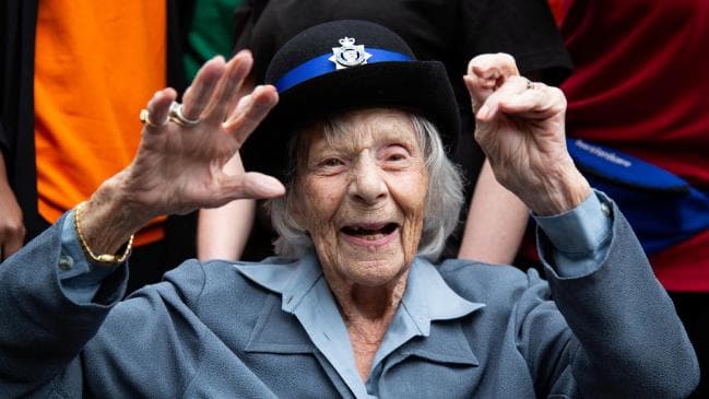 sabervivermais.com - Idosa de 104 anos tinha uma desejo: ser presa, a polícia de Bristol cumpriu