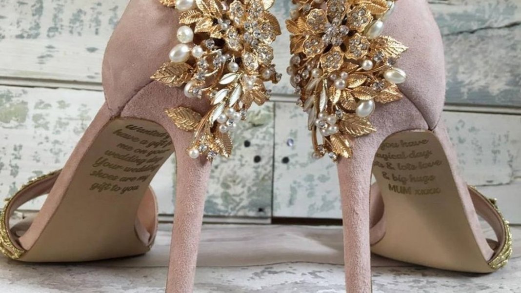 Mãe deixa uma mensagem emocionante nos sapatos de casamento da filha antes de falecer