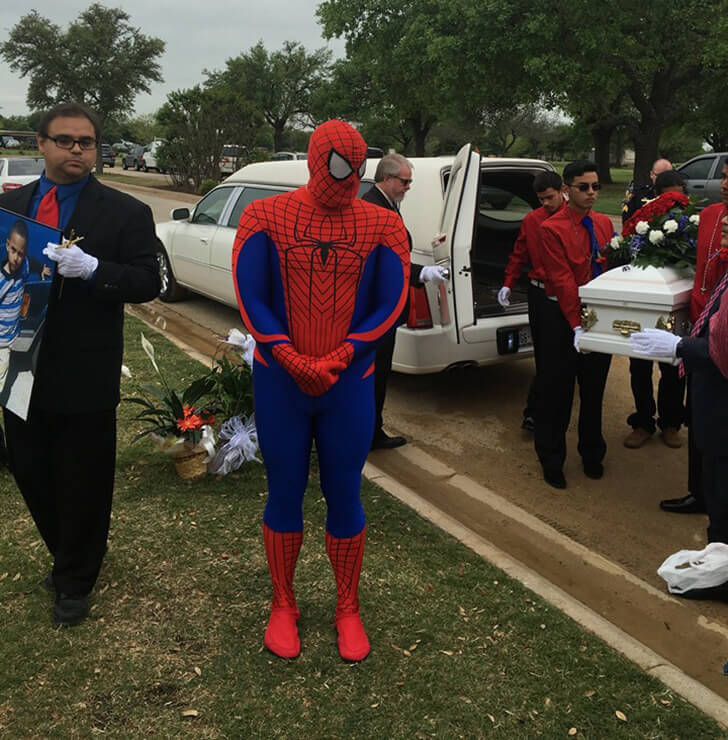sabervivermais.com - Policial vestido como o Homem Aranha vai ao funeral do menino que não pôde salvar.