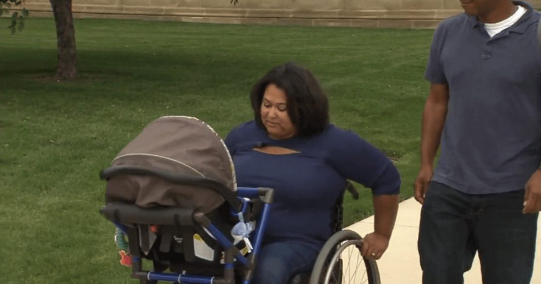 Adolescente de 16 anos inventa cadeira de rodas adaptada para mães passearem com bebês
