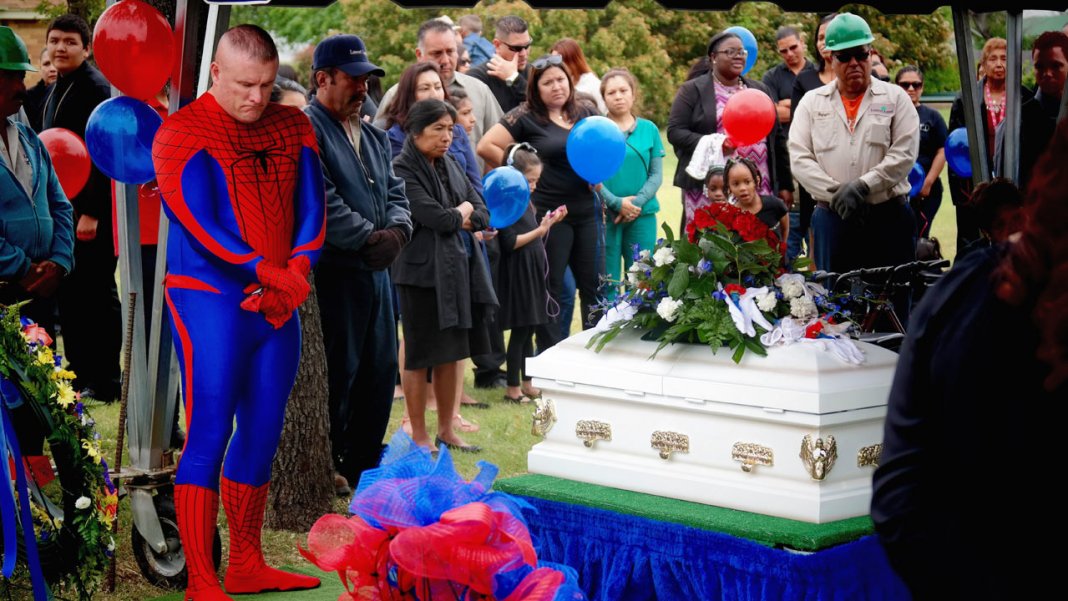 Policial vestido como o Homem Aranha vai ao funeral do menino que não pôde salvar.