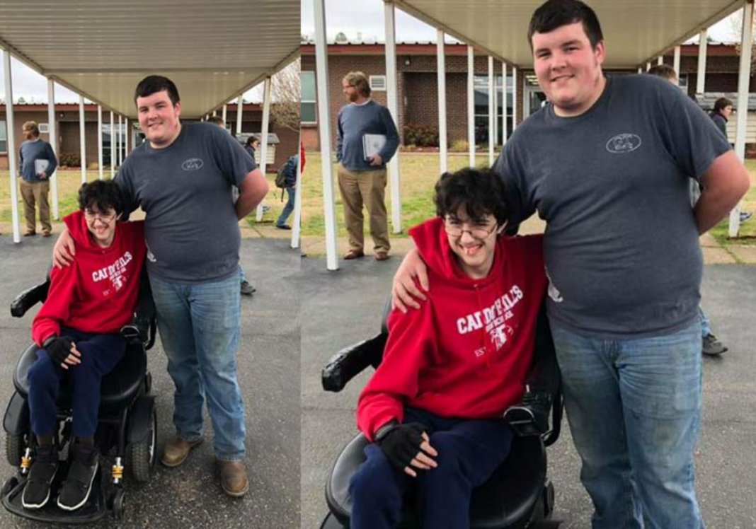 Durante dois anos ele economizou para comprar uma cadeira de rodas para o amigo