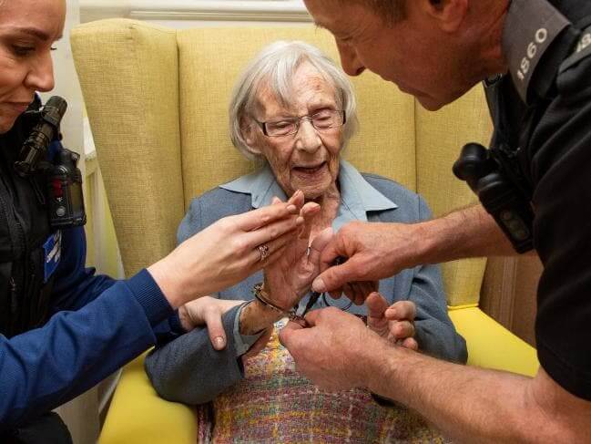 sabervivermais.com - Idosa de 104 anos tinha uma desejo: ser presa, a polícia de Bristol cumpriu