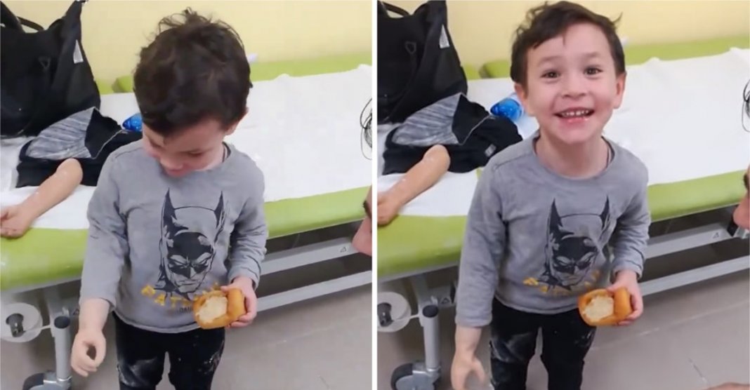 Menino explode de felicidade testando seu braço biônico pela primeira vez. A sua alegria é contagiante