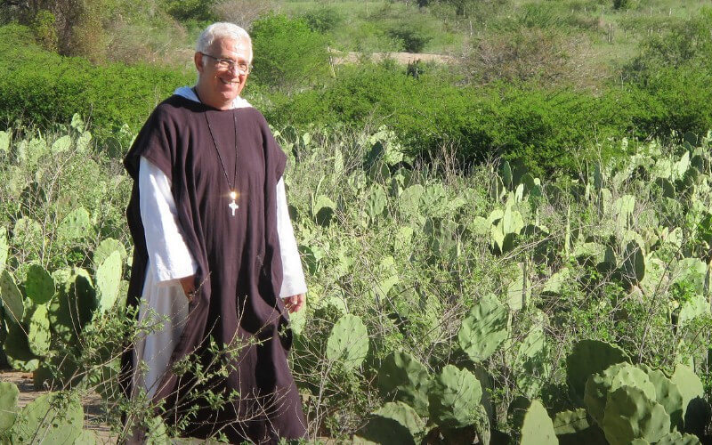 Padre brasileiro que foi morar no lixão para resgatar as pessoas abandonadas no lixo