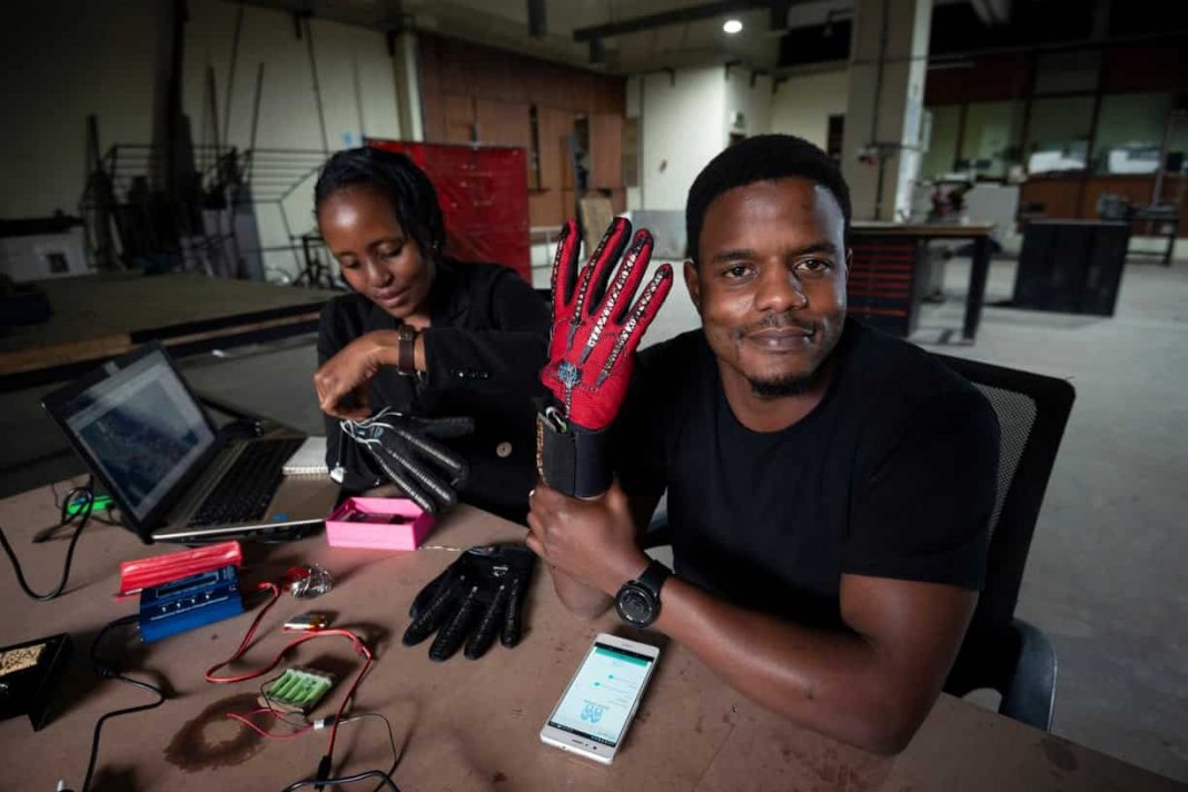Keniano cria luvas que convertem a linguagem de sinais em áudio.