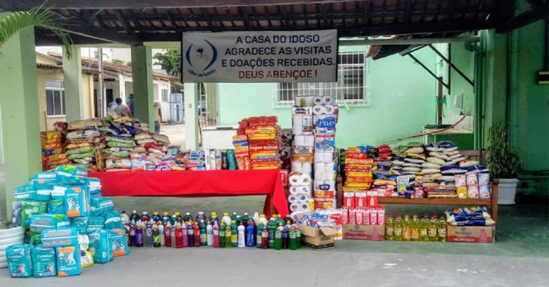 “Trote solidário”, calouros de Medicina da UFRJ de Macaé arrecadam suprimentos para casa de repouso
