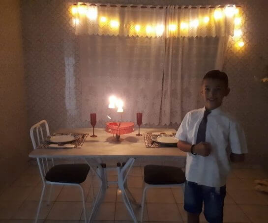 sabervivermais.com - Menino faz um jantar romântico para os pais comemorarem 10 anos de casamento