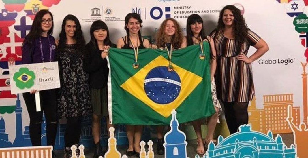 Brasileira de 17 anos leva o ouro em Olimpíada Europeia de Matemática