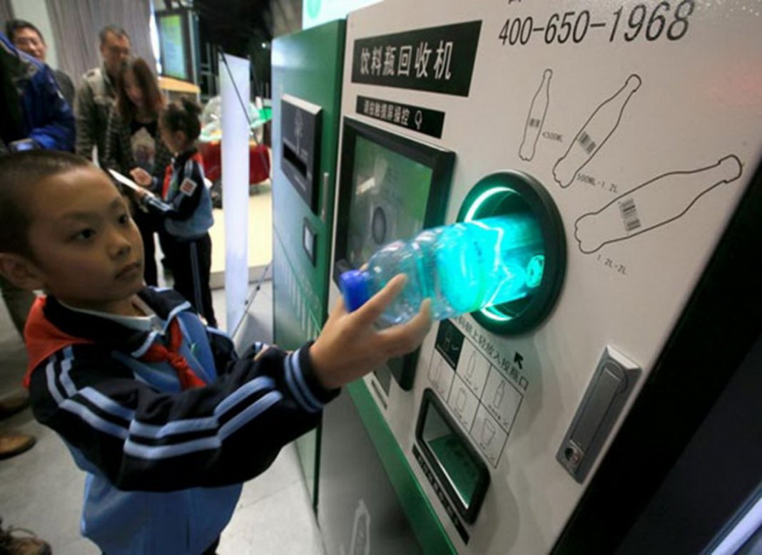 Em Pequim, garrafas de plástico são trocadas por bilhetes de metrô. Eles buscam reduzir os danos ambientais