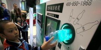 Em Pequim, garrafas de plástico são trocadas por bilhetes de metrô. Eles buscam reduzir os danos ambientais