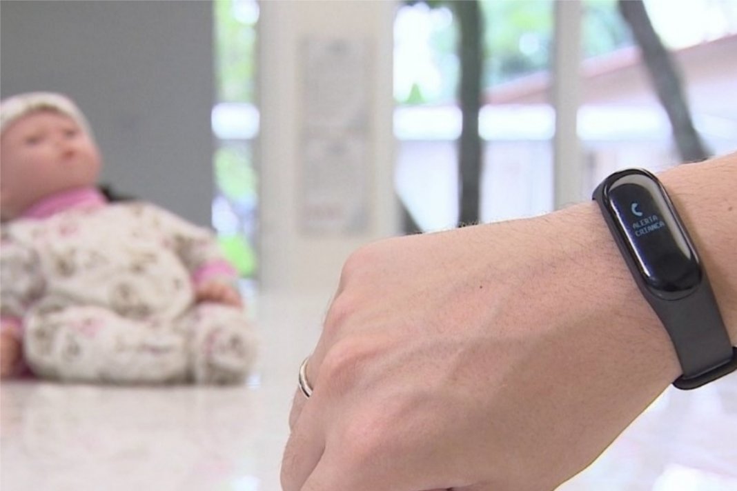 Brasileiros criam pulseira pra pais surdos sentirem choro dos bebês