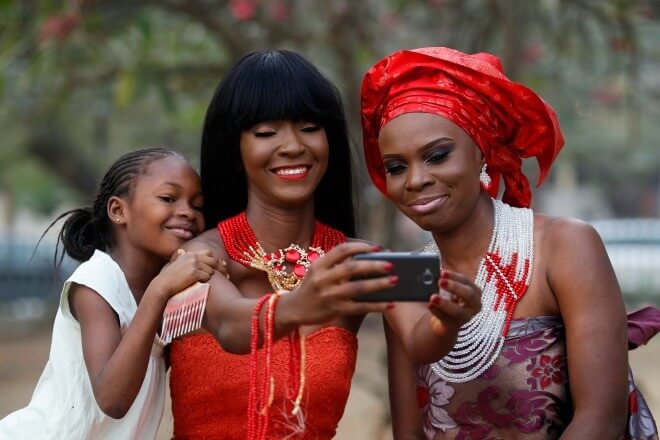 sabervivermais.com - Para combater o estereótipo mostrado pela mídia, Africanos postam imagens positivas sobre o continente