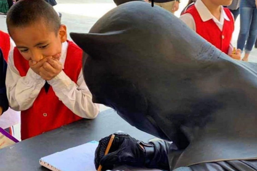 Para proteger o filho de Bullying na escola, pai se passa por super-herói