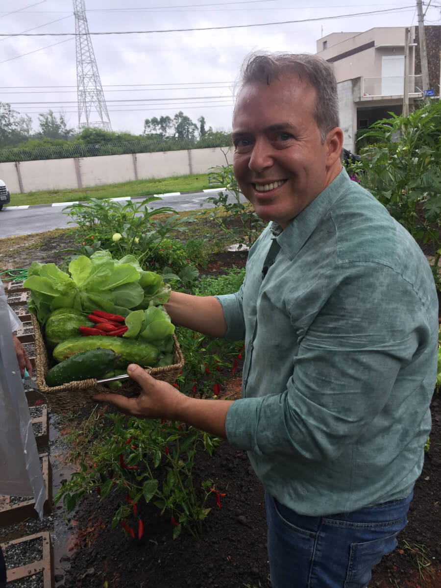 sabervivermais.com - Médico brasileiro ensina pacientes cultivarem seus proprios alimentos