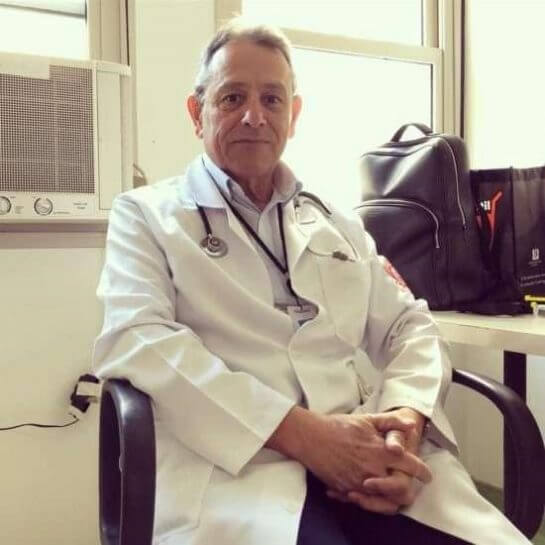 sabervivermais.com - Médico alimenta crianças humildes coletando lacres de alumínio