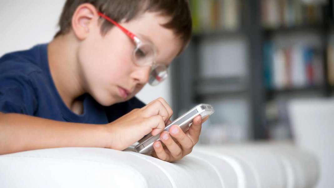 Aumentam os casos de miopia em crianças pelo uso excessivo de celulares