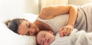 Bebês devem dormir até os 3 anos com a mãe isso faz bem para o coração e o emocional, diz especialista