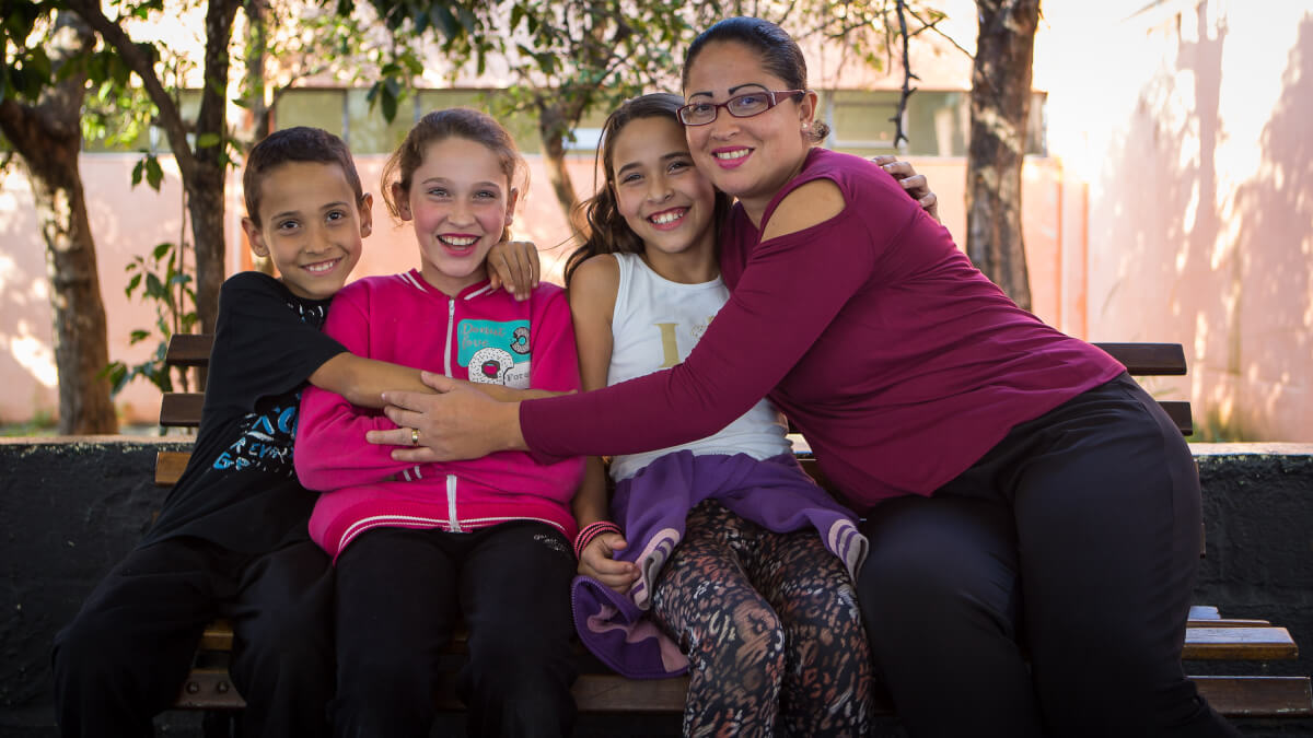 sabervivermais.com - Escola troca comemoração do dia dos pais e mães pelo "Quem cuida de mim"