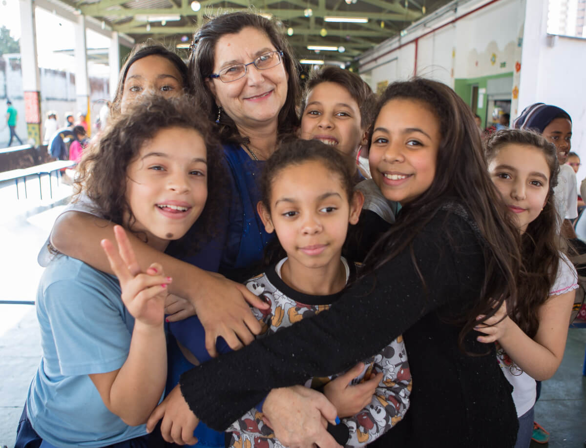 sabervivermais.com - Escola troca comemoração do dia dos pais e mães pelo "Quem cuida de mim"