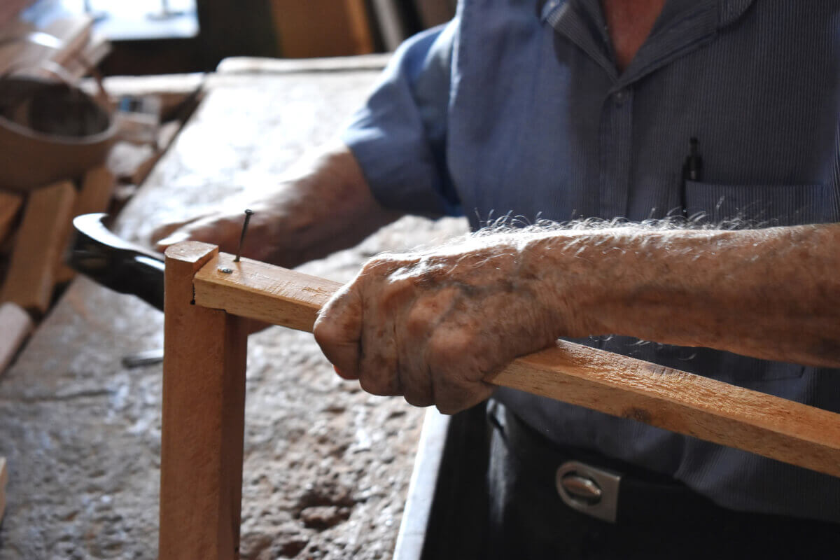 sabervivermais.com - Aos 89 anos, carpinteiro já fez e doou mais de 10 mil muletas em 48 anos