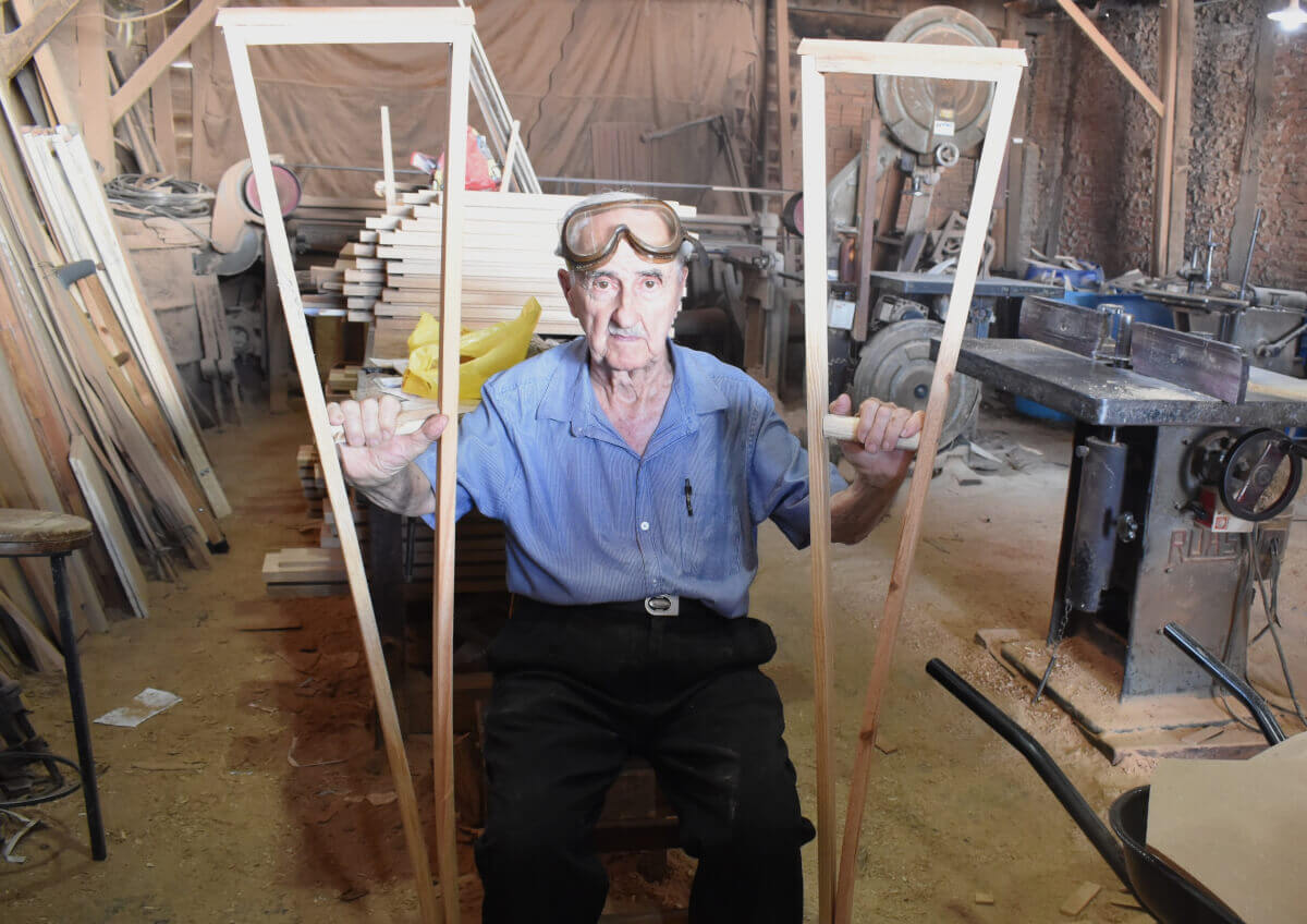 sabervivermais.com - Aos 89 anos, carpinteiro já fez e doou mais de 10 mil muletas em 48 anos