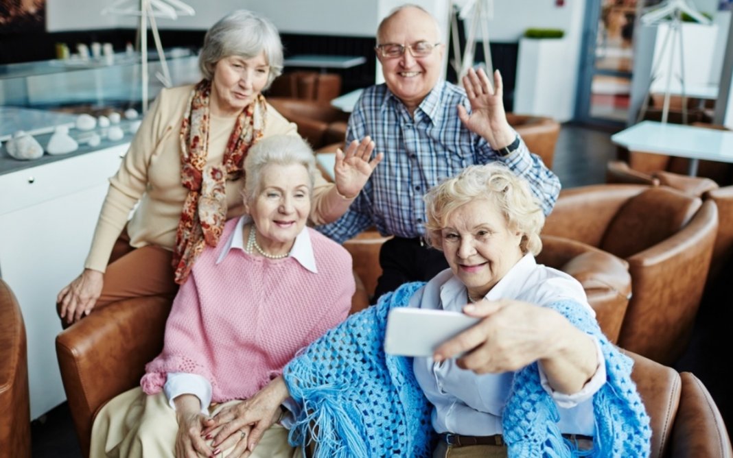 Idosos dão adeus as casas de repouso, a tendência agora é coabitação entre amigos!