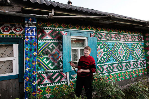 sabervivermais.com - Com mais de 30 mil tampinhas de garrafa, senhora decora a casa. E ficou lindo!