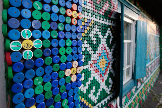 sabervivermais.com - Com mais de 30 mil tampinhas de garrafa, senhora decora a casa. E ficou lindo!