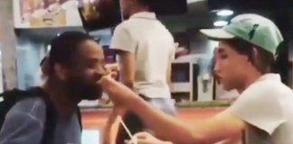 Funcionário do Giraffas dá comida na boca de cliente com deficiência