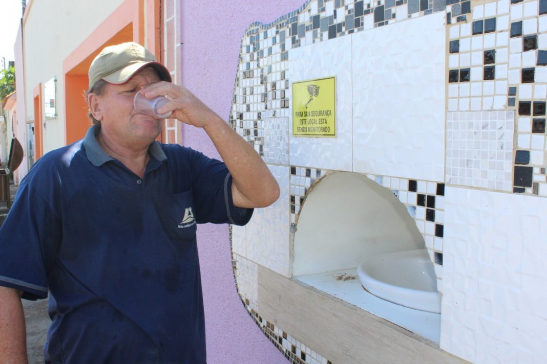 “A sede é uma tortura”: Advogada constrói no muro da residência um bebedouro para moradores de rua