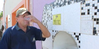 “A sede é uma tortura”: Advogada constrói no muro da residência um bebedouro para moradores de rua