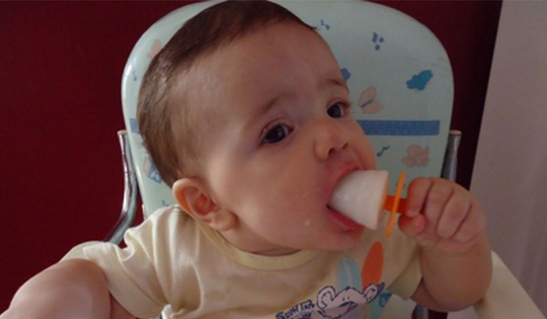 Mãe faz sorvete de leite materno para aliviar o desconforto da dentição do seu bebê