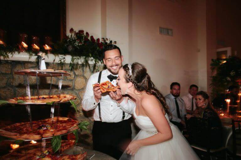 sabervivermais.com - Noivos trocam bolo de casamento tradicional por bolo de pizza