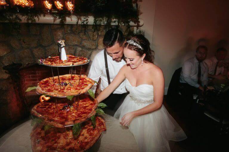 sabervivermais.com - Noivos trocam bolo de casamento tradicional por bolo de pizza