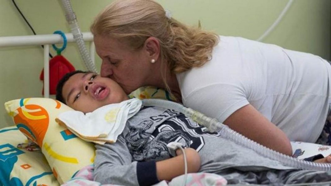 A linda história da enfermeira que adotou menino com paralisia cerebral enjeitado pelos pais