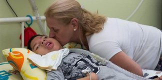A linda história da enfermeira que adotou menino com paralisia cerebral enjeitado pelos pais