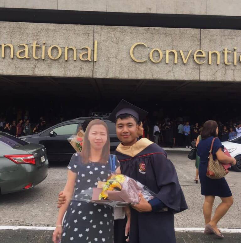 sabervivermais.com - Estudante faz uma homenagem à sua mãe falecida, levando-a para a formatura