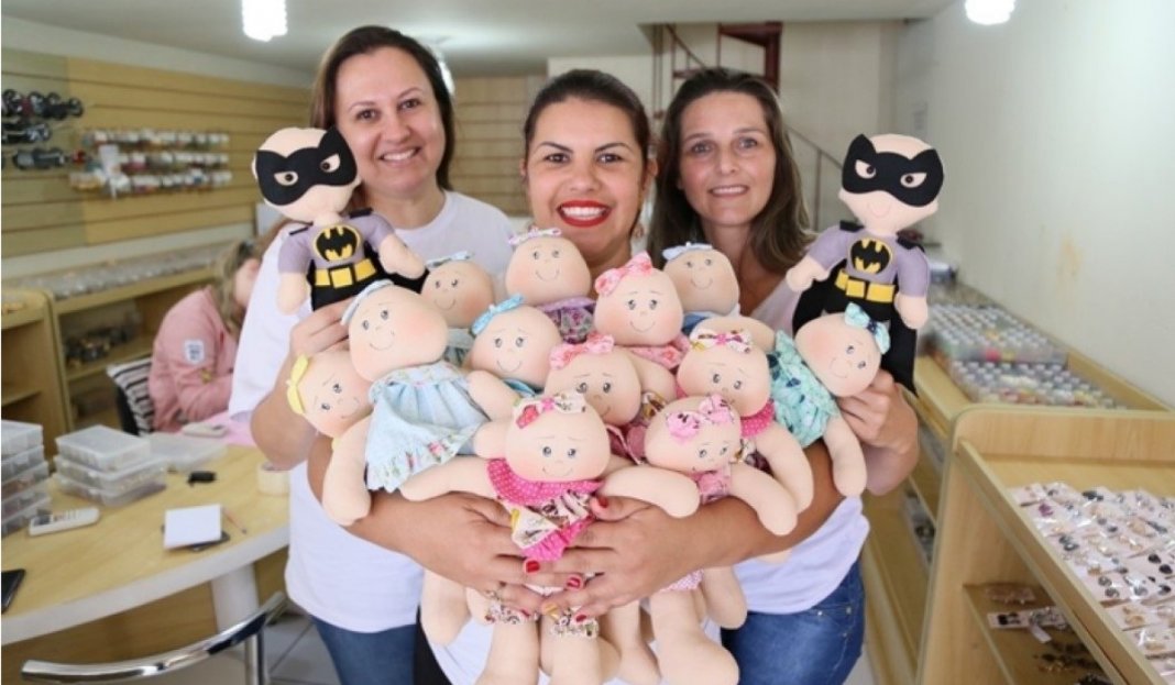 Bonecos “carequinhas”, criação de voluntárias para alegrar crianças com câncer em Jaraguá do Sul